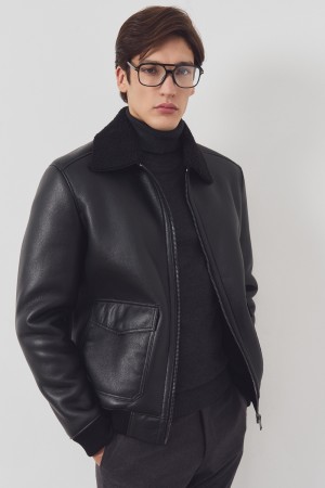 бомбер из искусственной кожи фотография