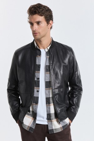 бомбер из натуральной кожи фотография