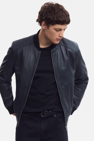 бомбер из натуральной кожи фотография