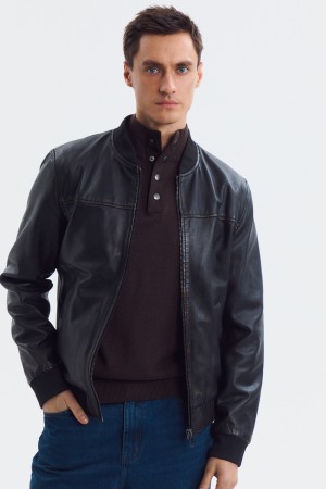 бомбер из натуральной кожи фотография