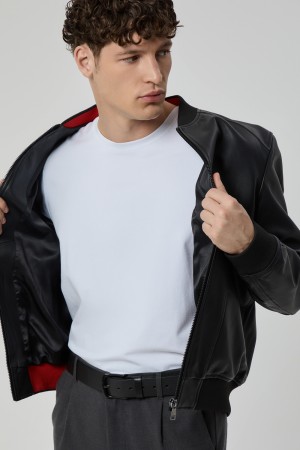 бомбер из натуральной кожи фотография