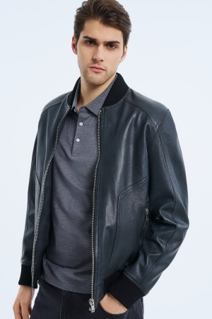 бомбер из натуральной кожи фотография