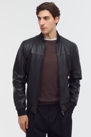 бомбер из натуральной кожи фотография