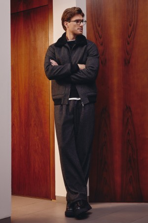 бомбер из шерсти с меховой отделкой фотография