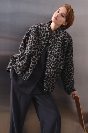 бомбер с анималистичным рисунком фотография