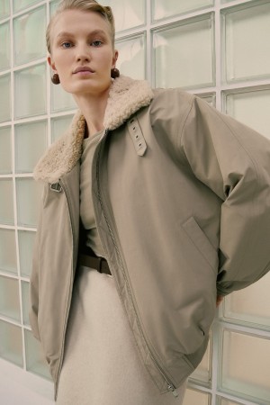 бомбер с меховой отделкой фотография