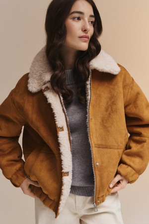 бомбер с меховой отделкой фотография