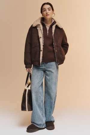 бомбер с меховой отделкой фотография