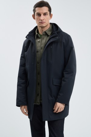 демисезонная куртка с капюшоном фотография