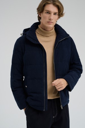 демисезонная куртка с капюшоном - верхняя одежда