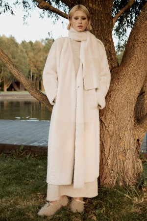 дубленка из овчины с шарфом фотография