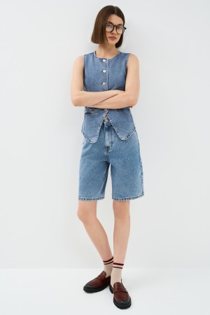 джинсовые шорты фотография