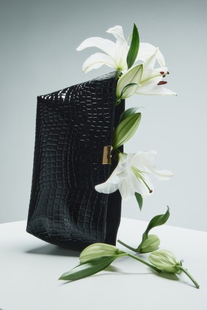 клатч из натуральной кожи с тиснением фотография