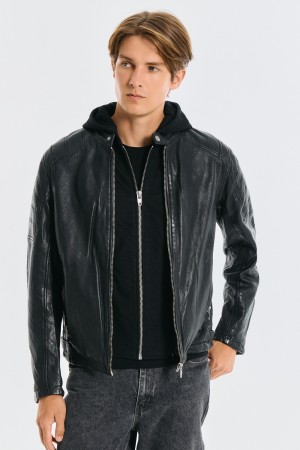 кожаная куртка с капюшоном фотография