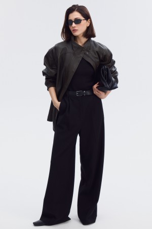 кожаная куртка с ремнем фотография