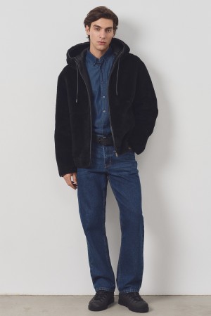 куртка из искусственного меха с капюшоном фотография