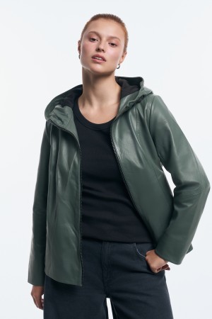 куртка из натуральной кожи с капюшоном фотография