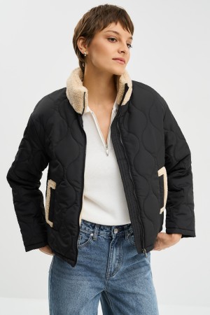 куртка с меховой отделкой фотография