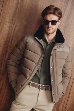 куртка с меховой отделкой фотография