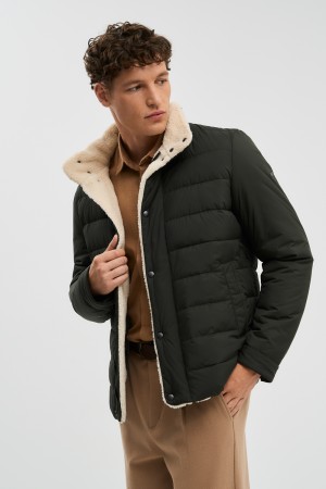 куртка с меховой отделкой фотография