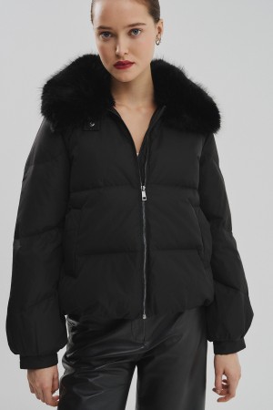 куртка с меховой отделкой фотография