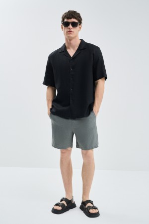 льняные шорты фотография