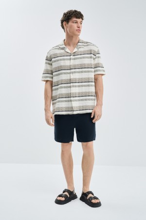 льняные шорты фотография