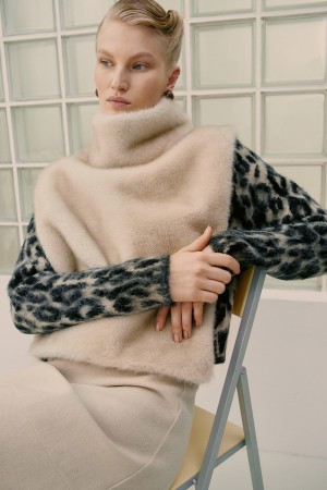 манишка из искусственного меха фотография