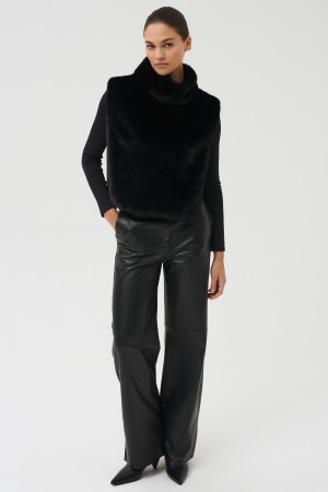 манишка из искусственного меха фотография