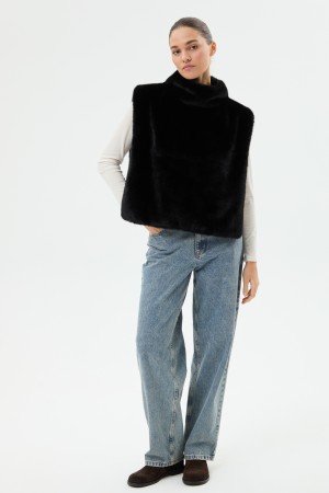 манишка из искусственного меха фотография