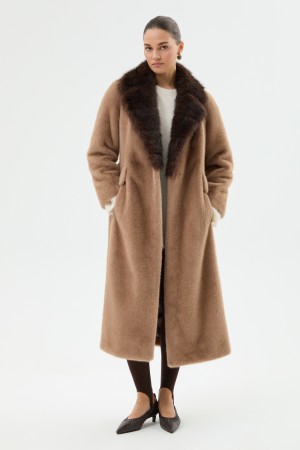 пальто из искусственного меха с поясом фотография