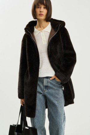 пальто из шерсти с капюшоном фотография