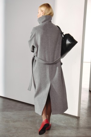 пальто с ремнем фотография