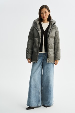 пуховая куртка с капюшоном фотография