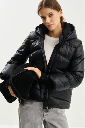 пуховая куртка с капюшоном фотография