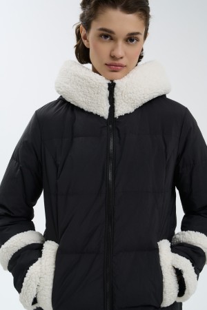 пуховик с капюшоном фотография