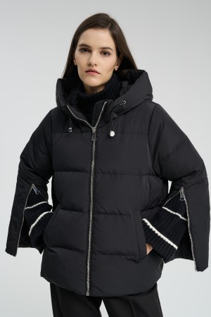 пуховик с капюшоном фотография