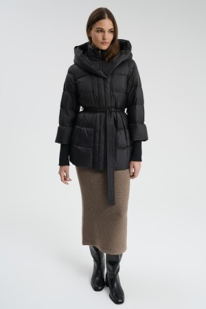 пуховик с капюшоном фотография