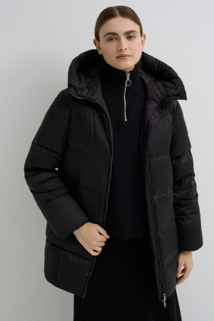 пуховик с капюшоном фотография