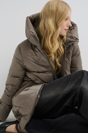 пуховик с капюшоном фотография