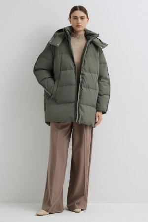 пуховик с капюшоном фотография