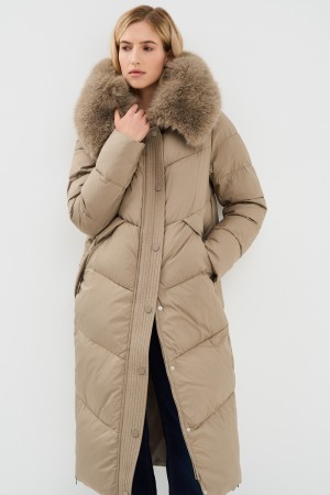 пуховик с капюшоном фотография