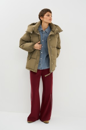 пуховик с капюшоном фотография