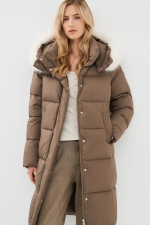 пуховик с капюшоном фотография