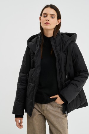 пуховик с капюшоном фотография