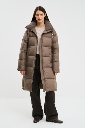 пуховик с капюшоном фотография