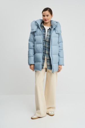 пуховик с капюшоном фотография