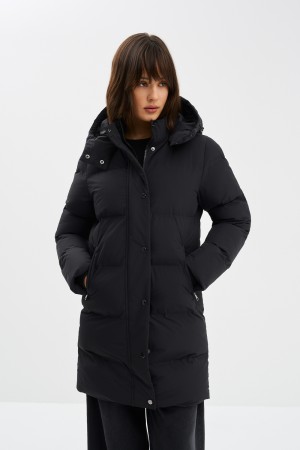 пуховик с капюшоном фотография