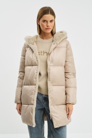 пуховик с капюшоном фотография