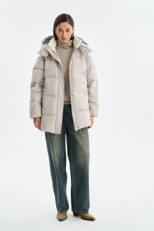 пуховик с капюшоном фотография